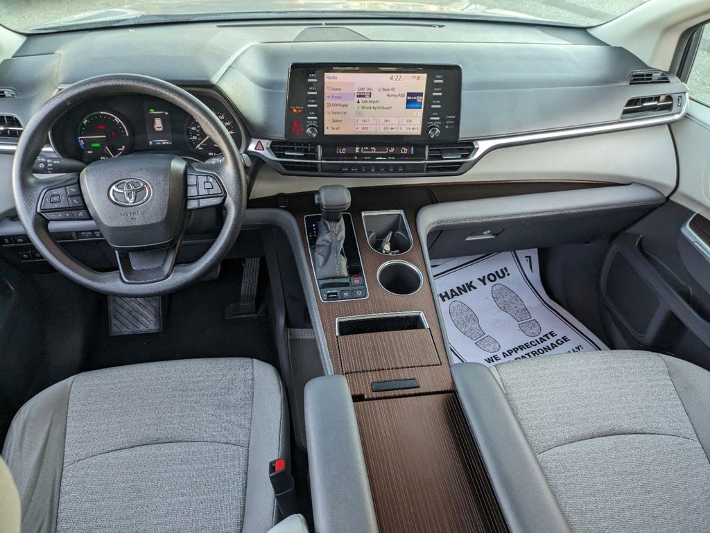 Thumbnail: 2022 Toyota Sienna - 25