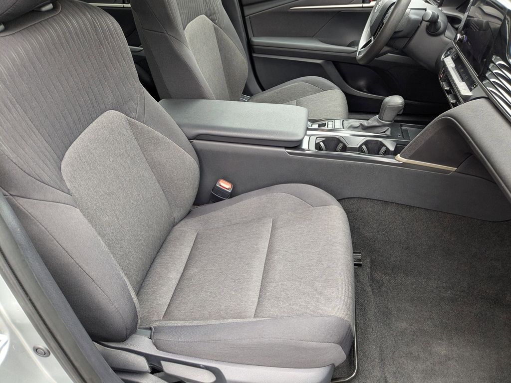 Thumbnail: 2025 Toyota Camry - 33