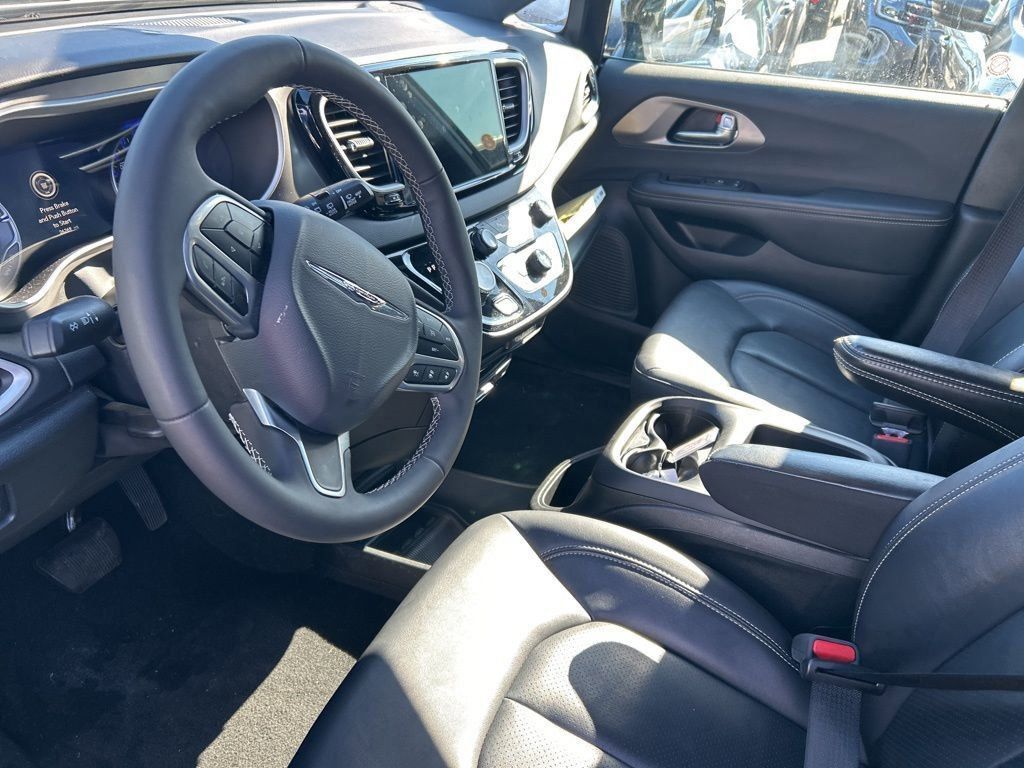 Thumbnail: 2025 Chrysler Pacifica - 13