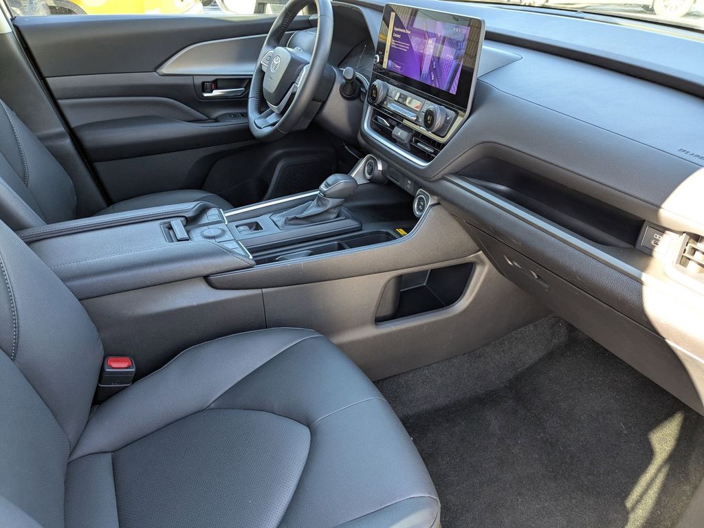 Thumbnail: 2025 Toyota Grand Highlander - 38