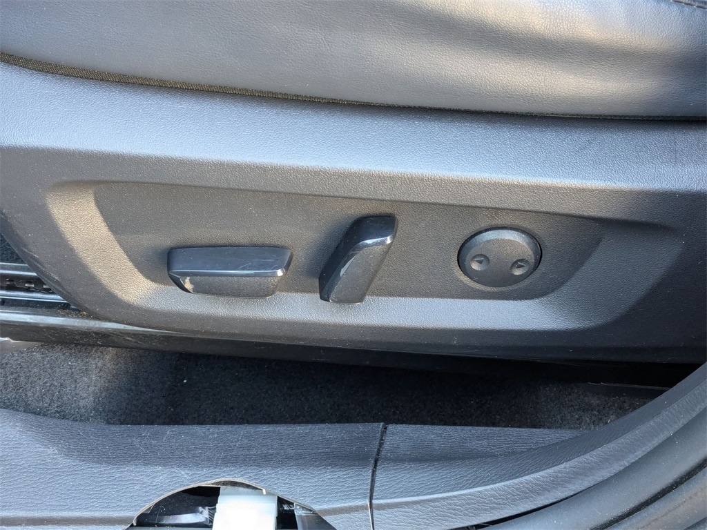 Thumbnail: 2024 Mitsubishi Outlander - 16