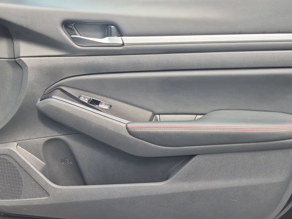 2025 Nissan Altima SR - Photo 32