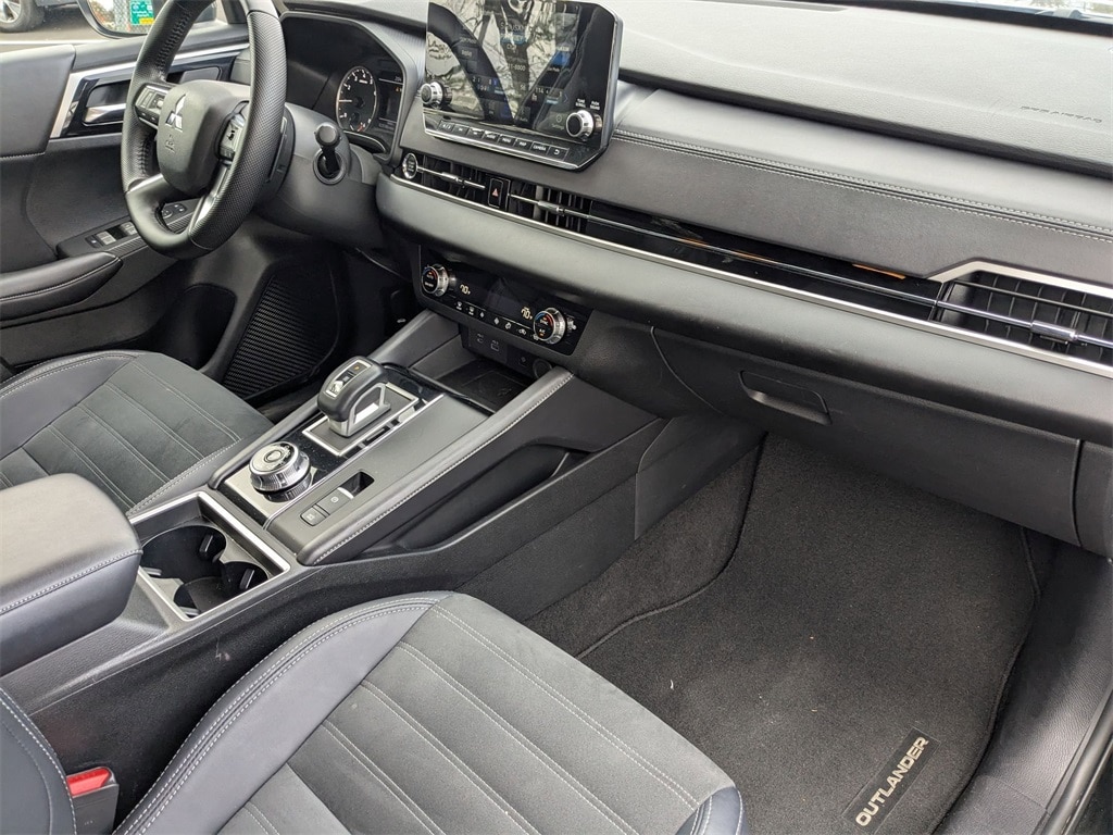 Thumbnail: 2024 Mitsubishi Outlander - 37