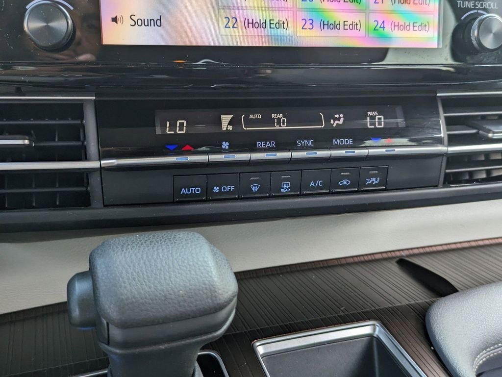 Thumbnail: 2022 Toyota Sienna - 17