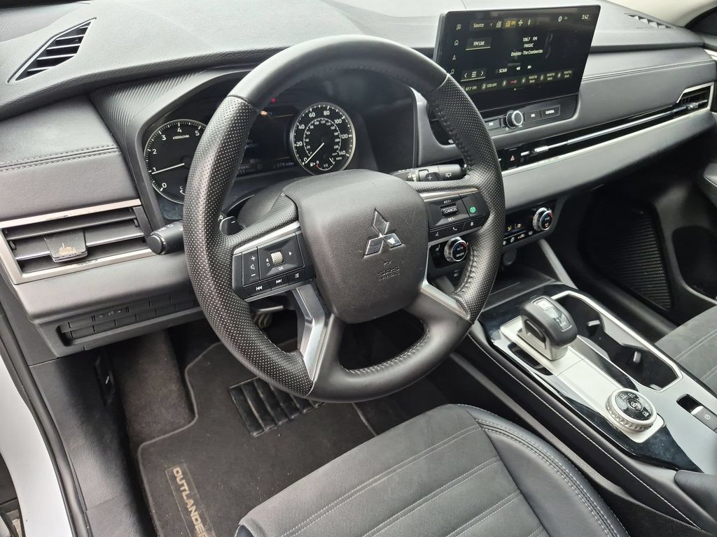 Thumbnail: 2025 Mitsubishi Outlander - 15