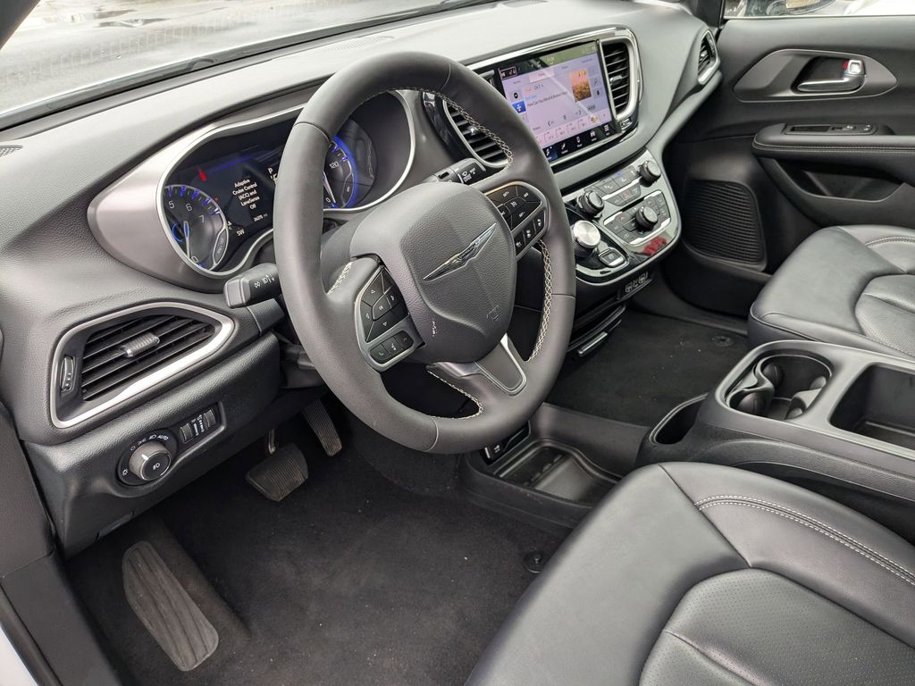 Thumbnail: 2025 Chrysler Pacifica - 15