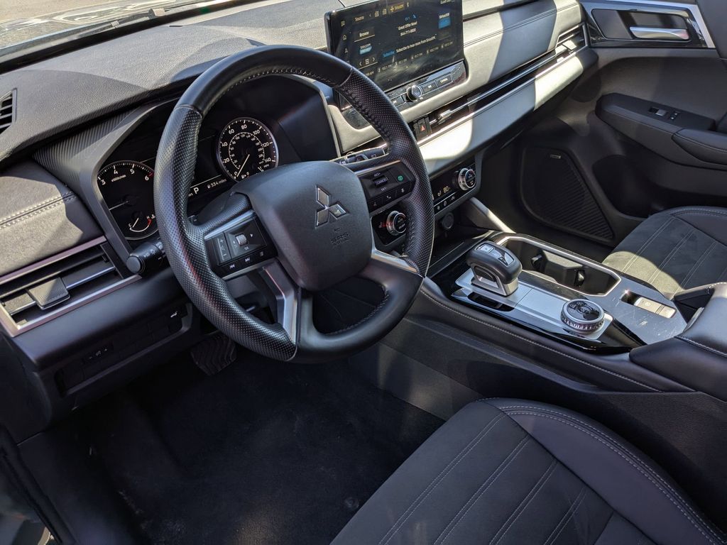 Thumbnail: 2025 Mitsubishi Outlander - 15