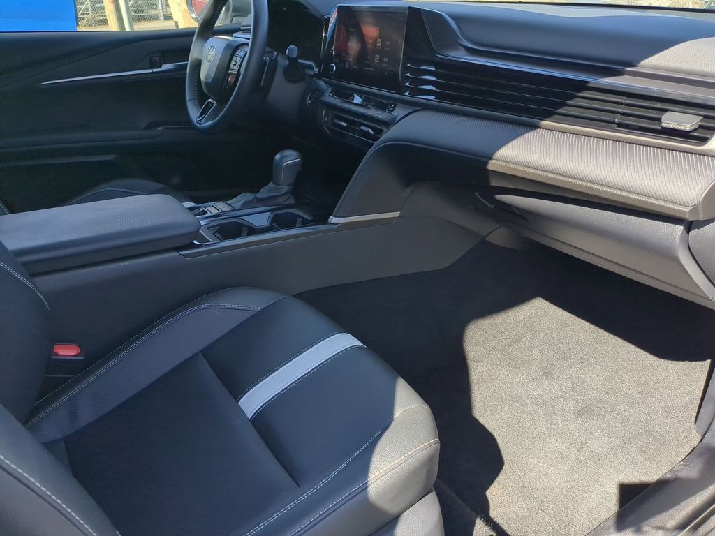 Thumbnail: 2025 Toyota Camry - 32