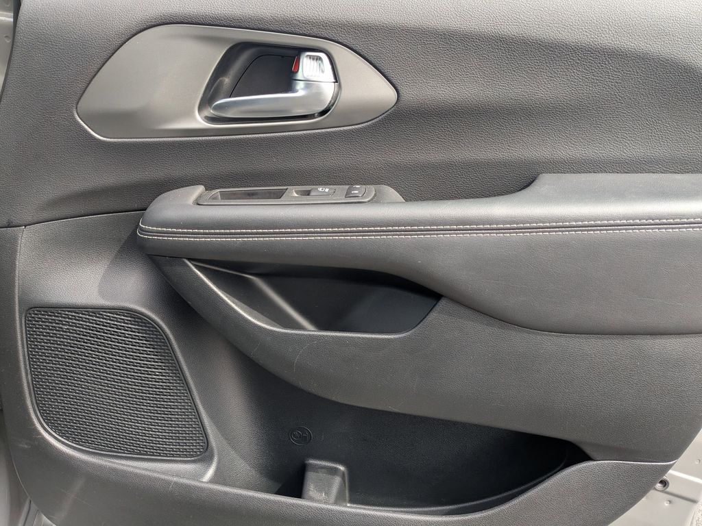 Thumbnail: 2025 Chrysler Pacifica - 32