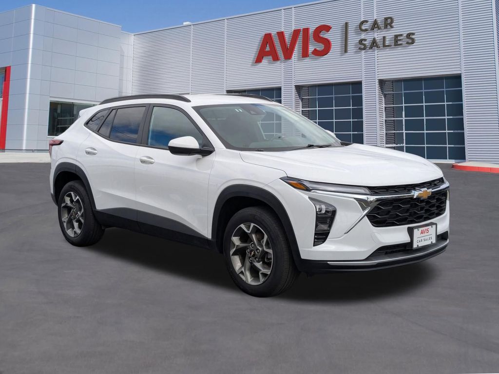 Thumbnail: 2025 Chevrolet Trax - 3