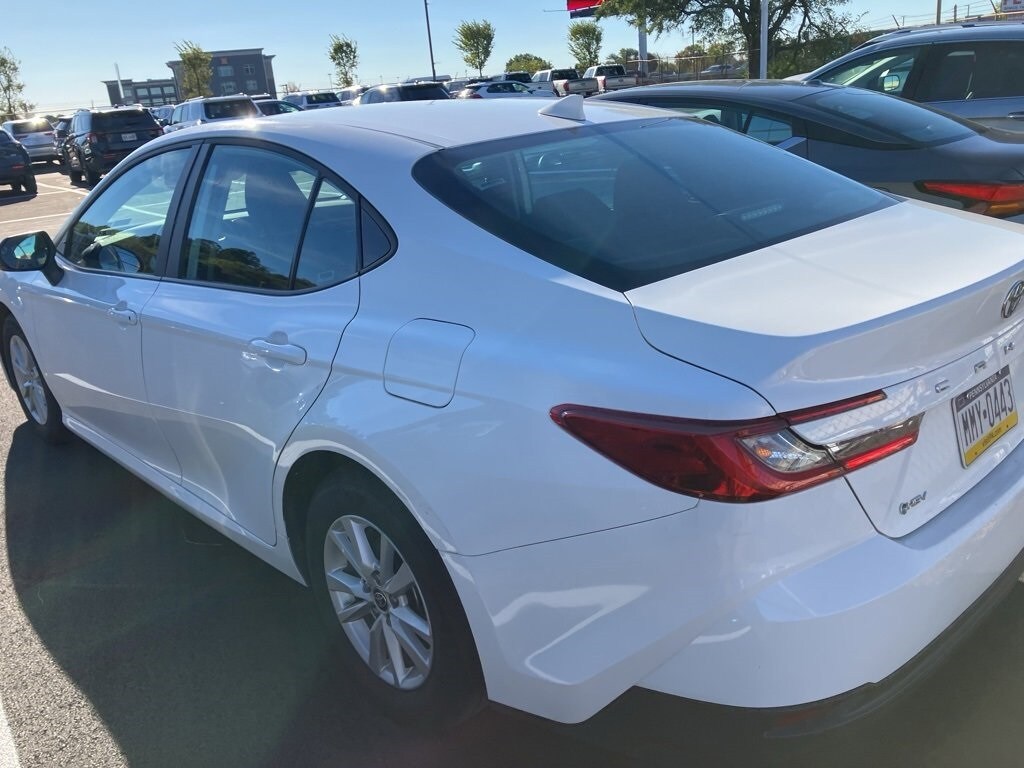 2025 Toyota Camry SE photo 4