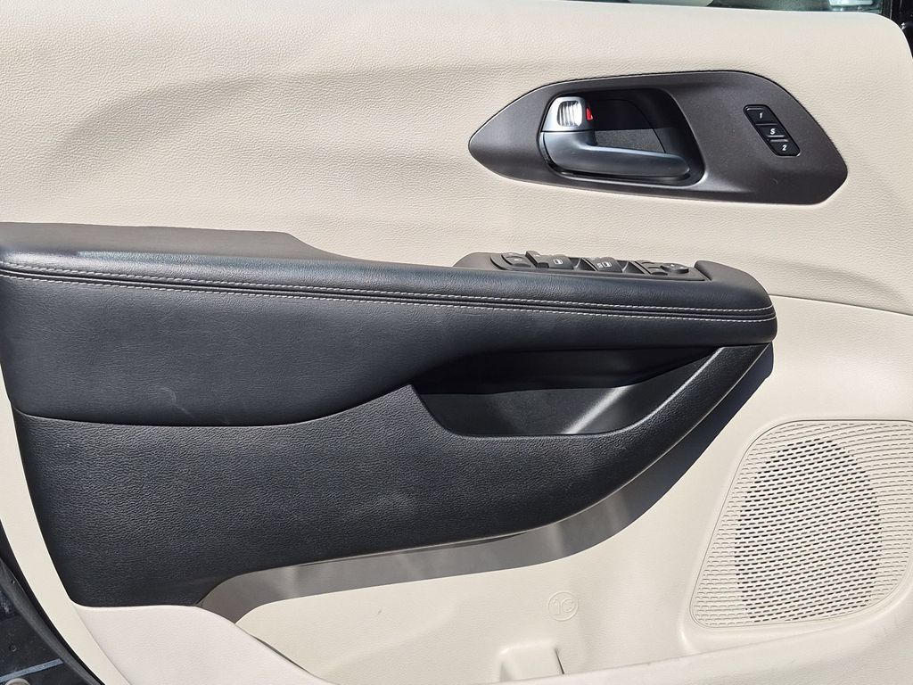 Thumbnail: 2023 Chrysler Pacifica - 11