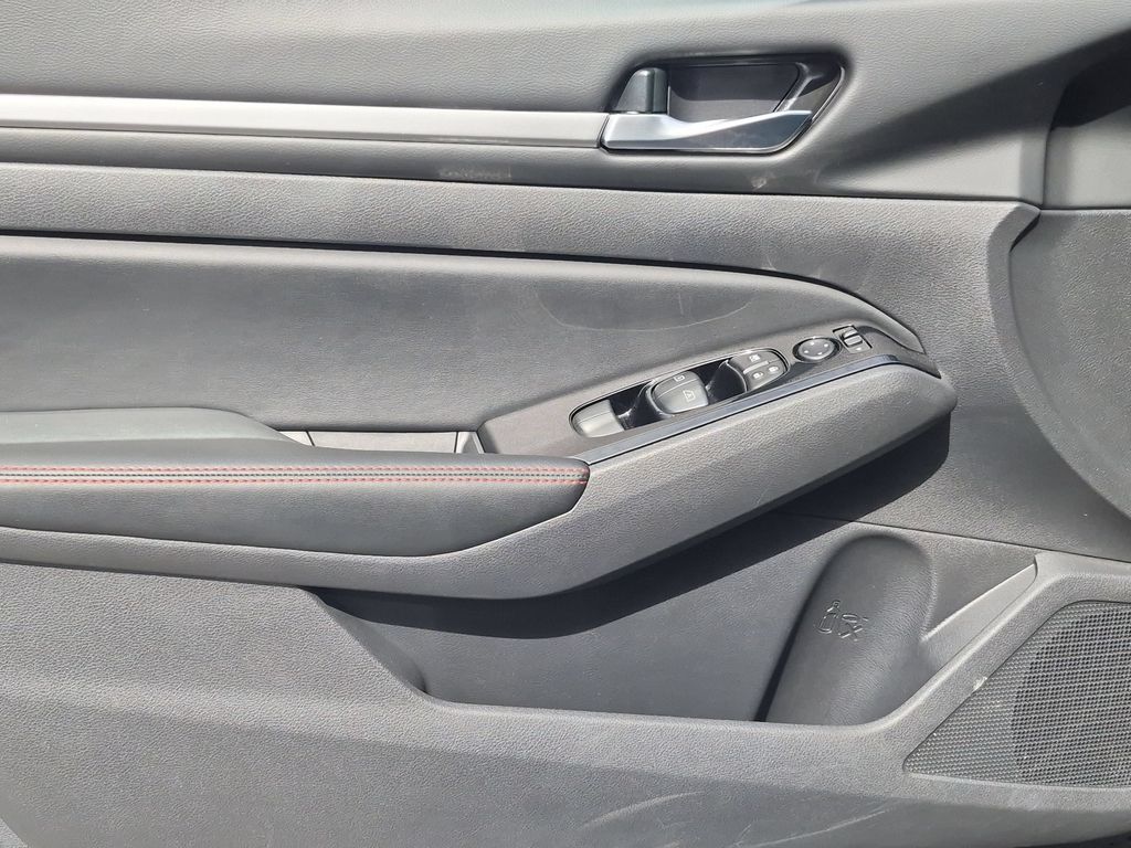 2025 Nissan Altima SR - Photo 11
