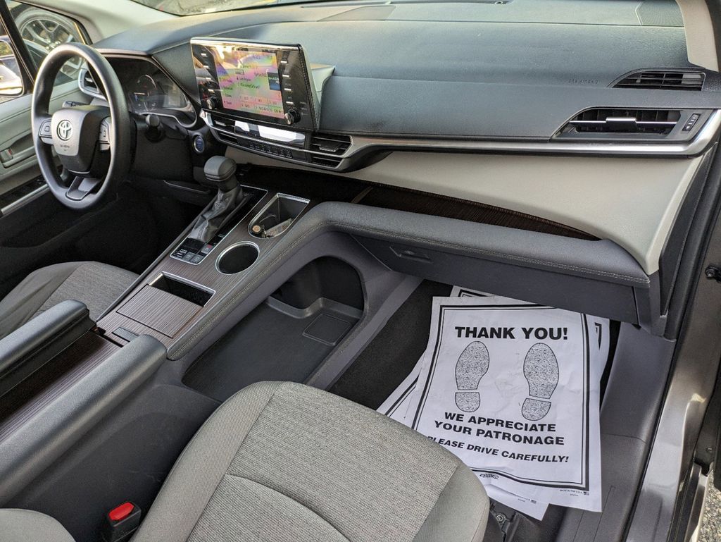 Thumbnail: 2022 Toyota Sienna - 32