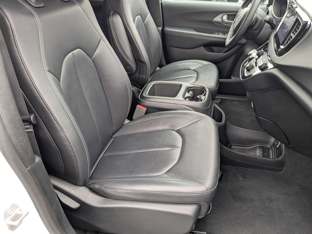 Thumbnail: 2025 Chrysler Pacifica - 34