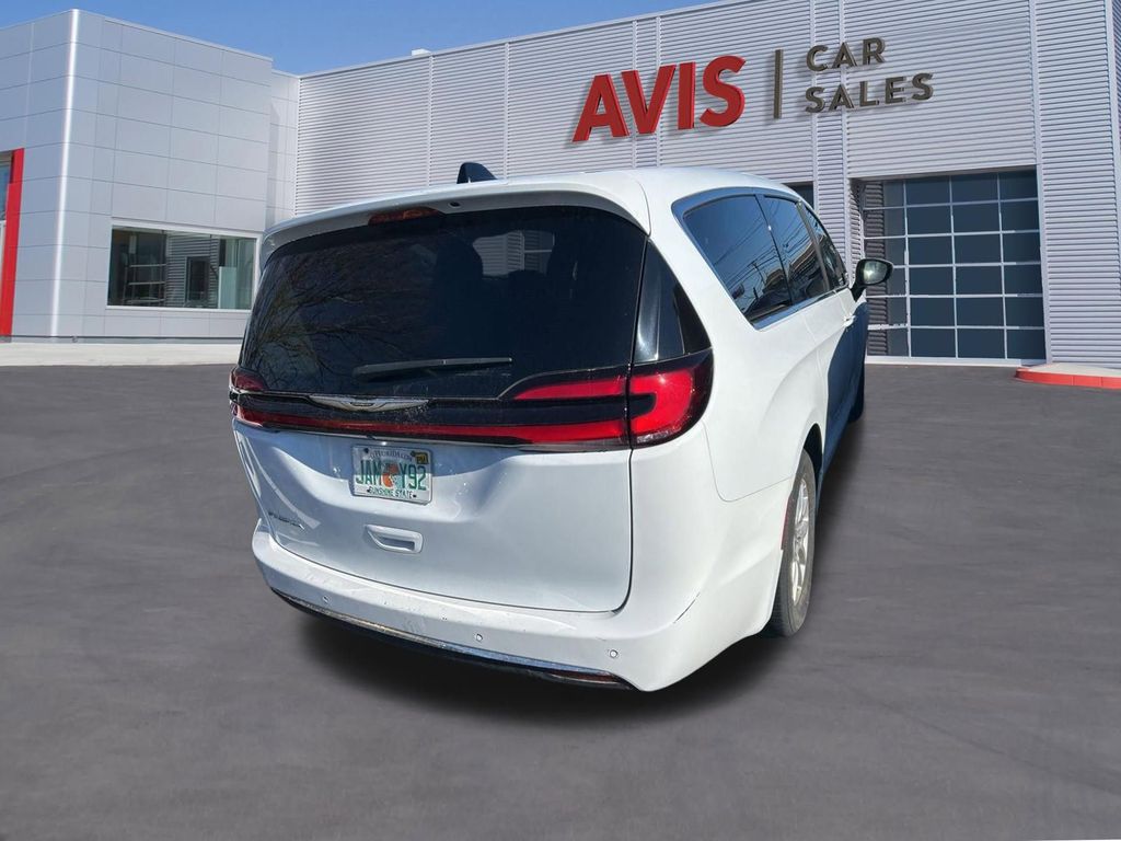 Thumbnail: 2023 Chrysler Pacifica - 3