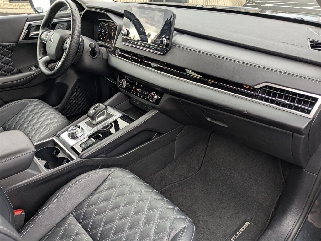 Thumbnail: 2024 Mitsubishi Outlander - 41