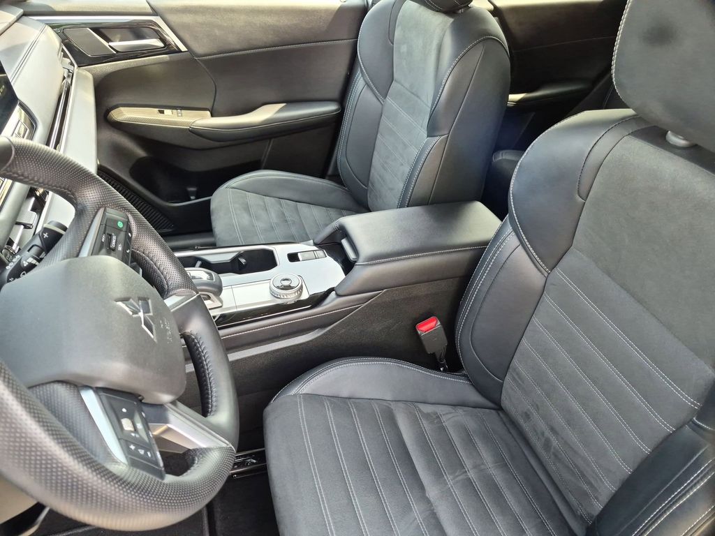 Thumbnail: 2025 Mitsubishi Outlander - 25
