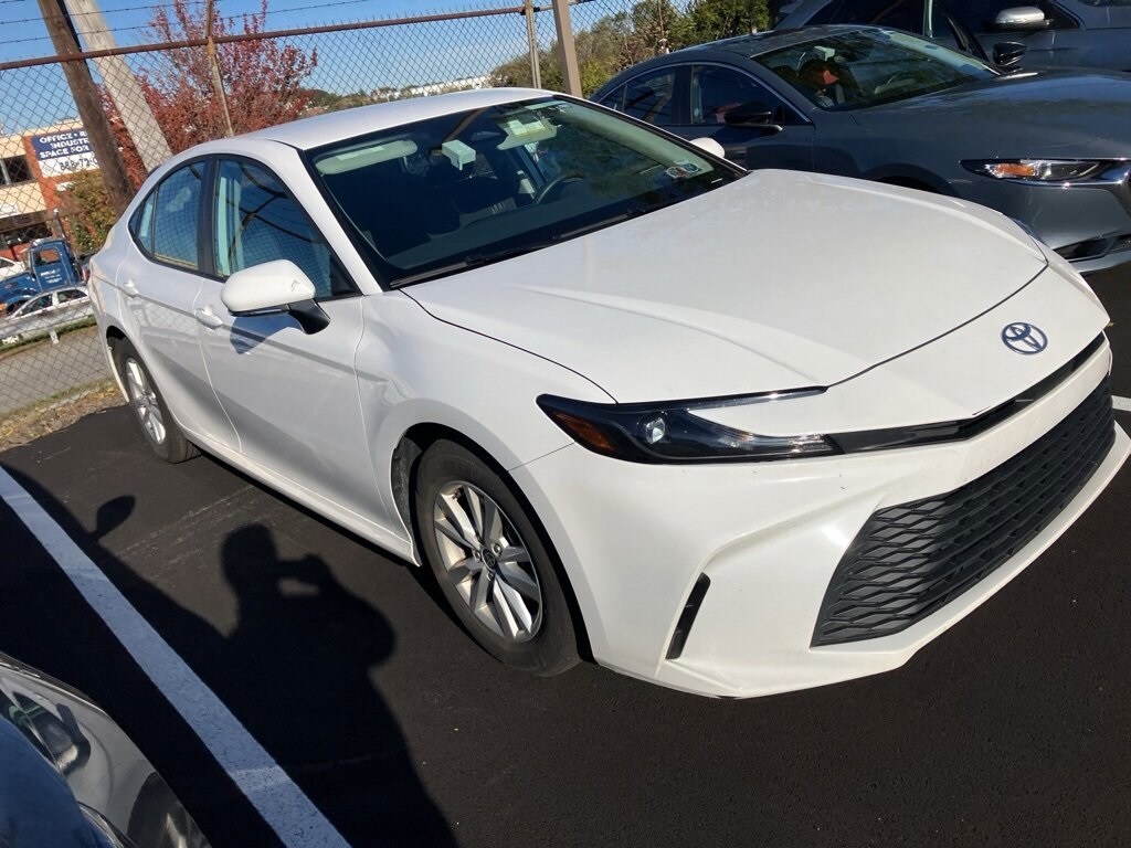 2025 Toyota Camry SE photo 2