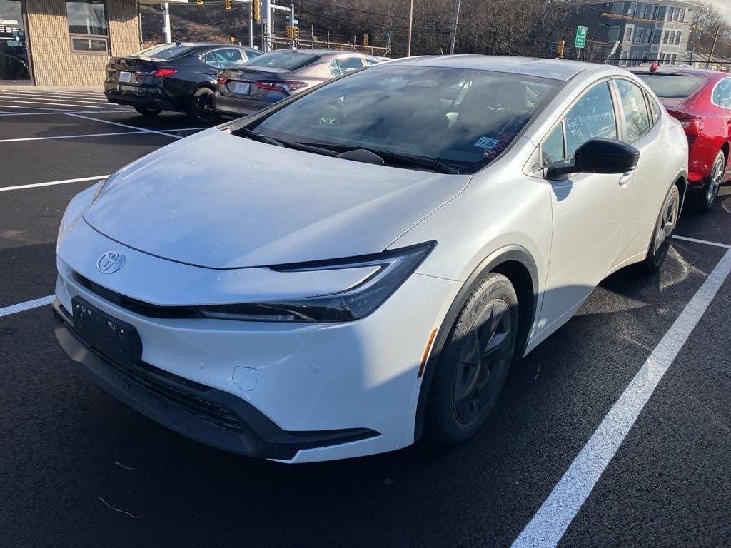 2024 Toyota Prius LE's photo