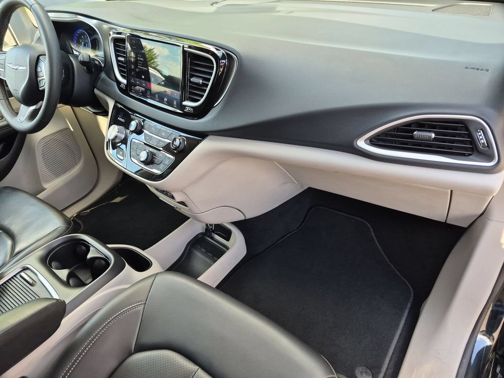 Thumbnail: 2023 Chrysler Pacifica - 32