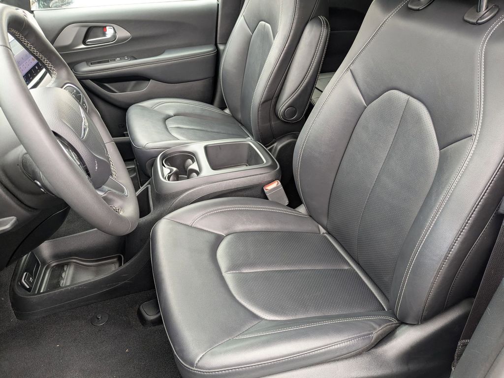 Thumbnail: 2025 Chrysler Pacifica - 16