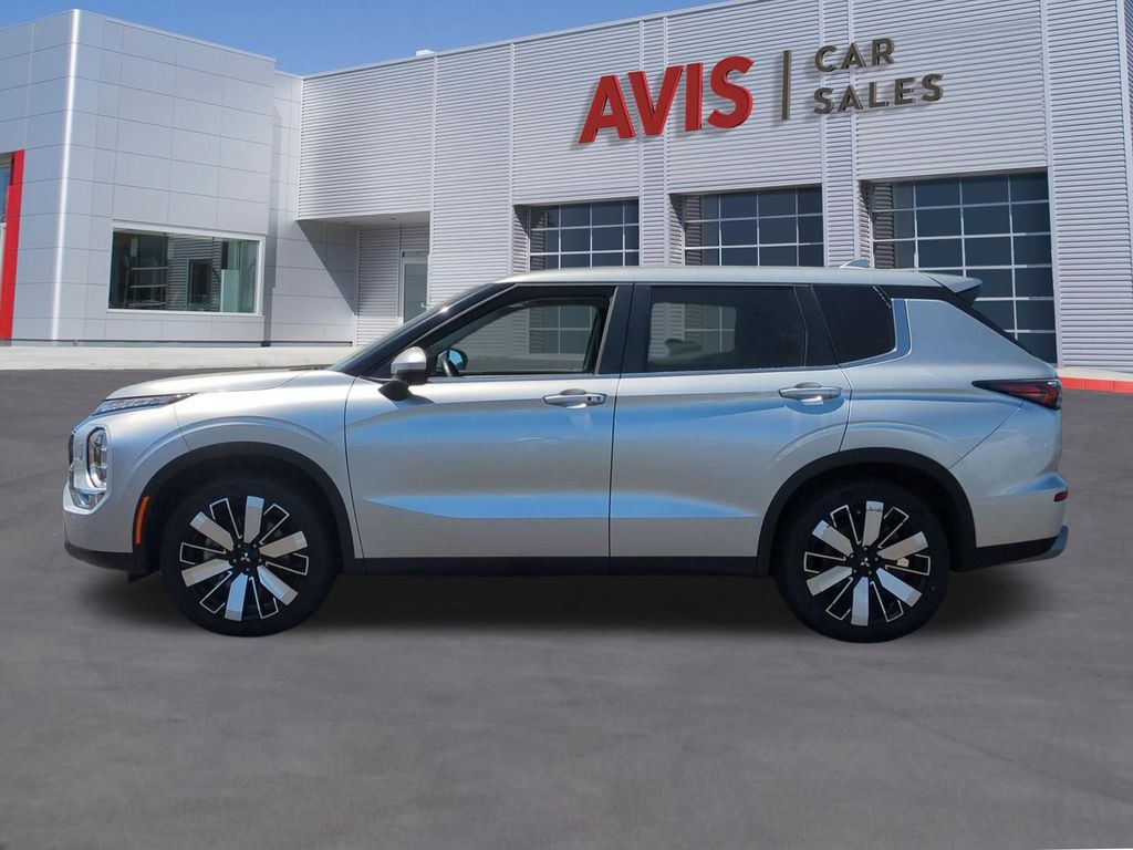 Thumbnail: 2025 Mitsubishi Outlander - 10