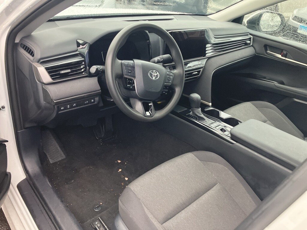 2025 Toyota Camry SE photo 4