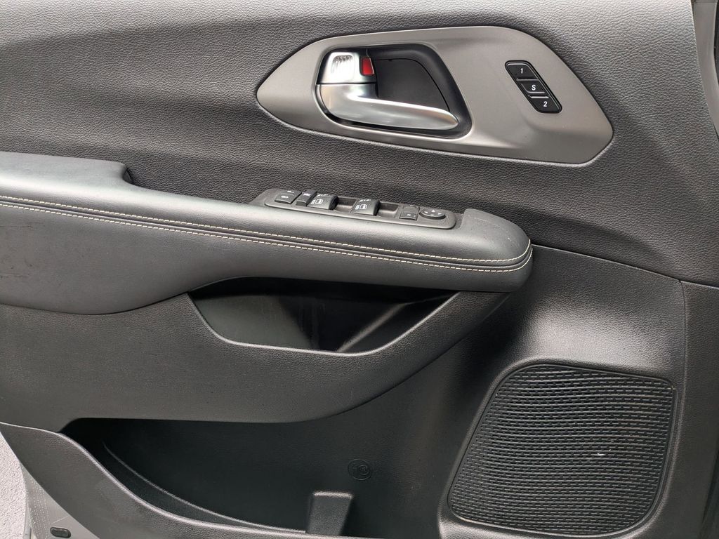 Thumbnail: 2025 Chrysler Pacifica - 11