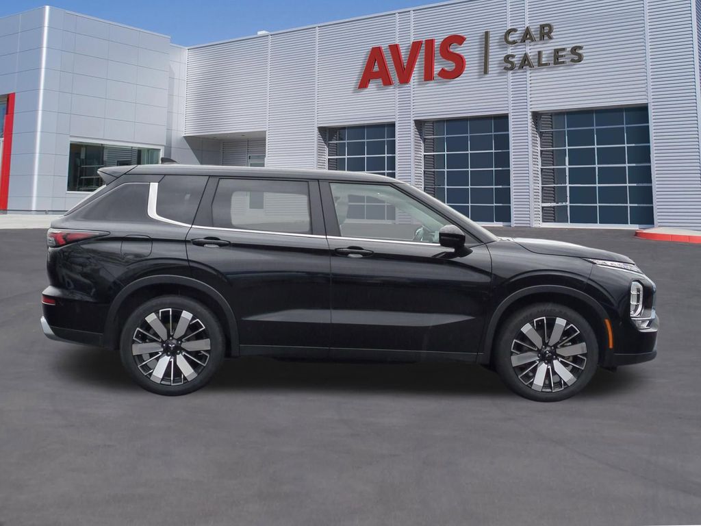 Thumbnail: 2025 Mitsubishi Outlander - 5