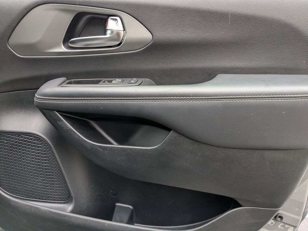 Thumbnail: 2025 Chrysler Pacifica - 32