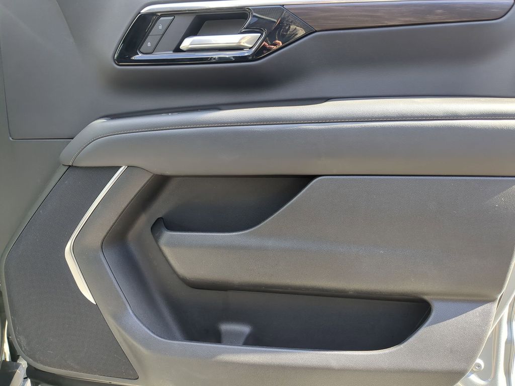 Thumbnail: 2025 Chevrolet Suburban - 36