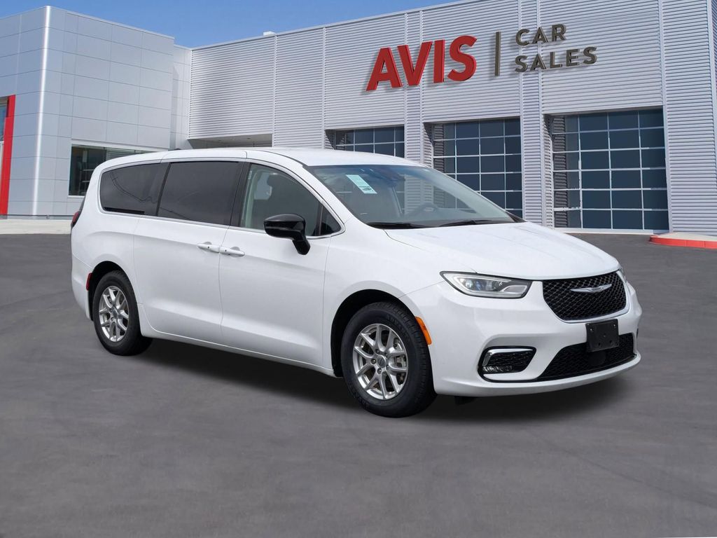 Thumbnail: 2024 Chrysler Pacifica - 3