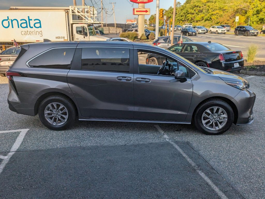 Thumbnail: 2022 Toyota Sienna - 3