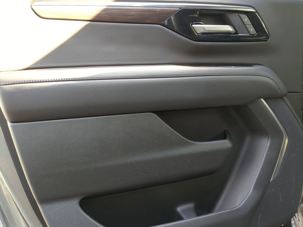 Thumbnail: 2025 Chevrolet Suburban - 27