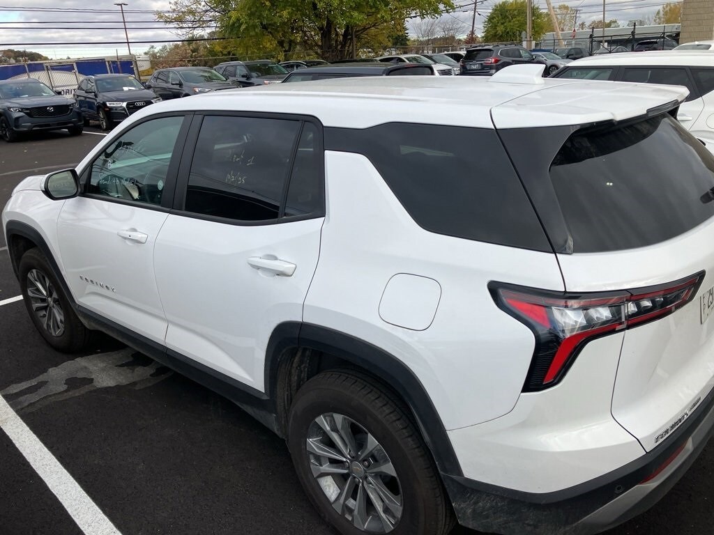 2025 Chevrolet Equinox LT photo 2