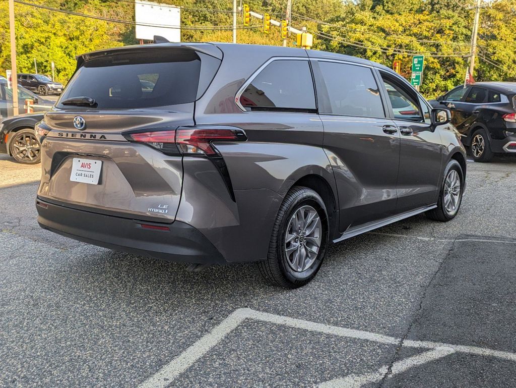 Thumbnail: 2022 Toyota Sienna - 4