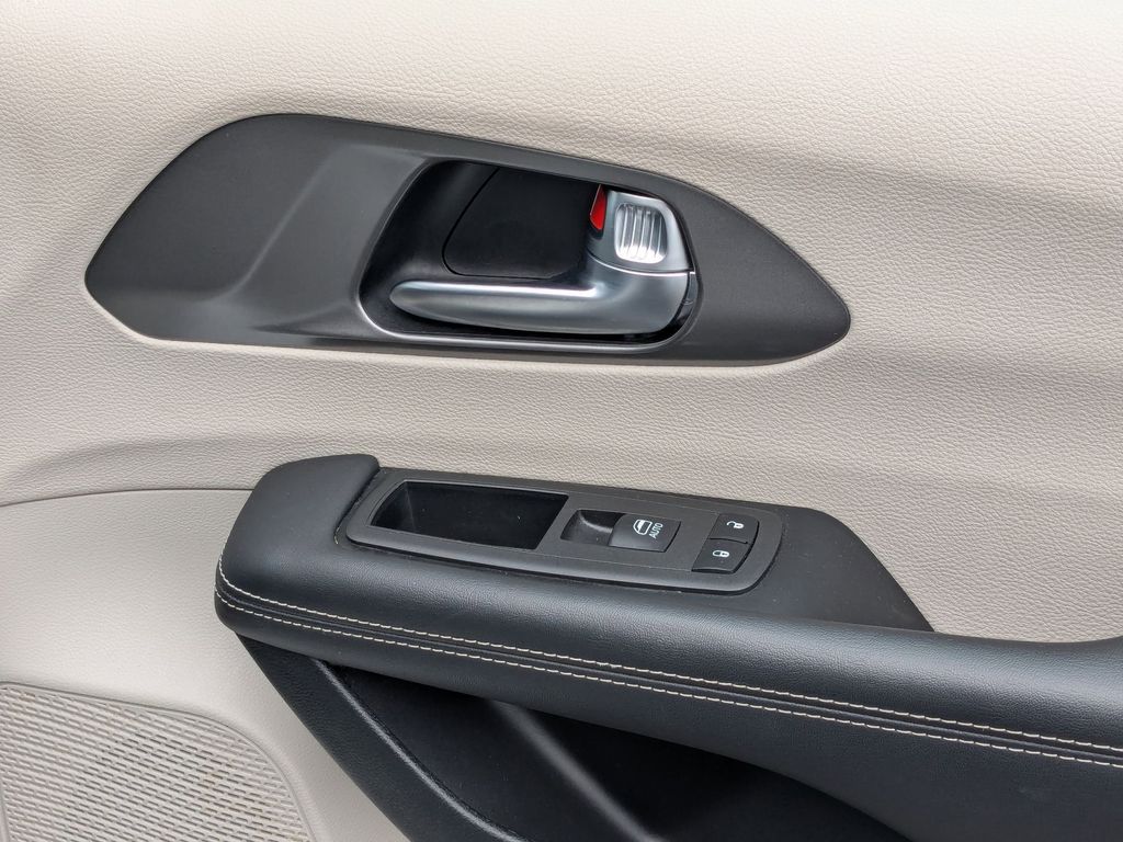 Thumbnail: 2024 Chrysler Pacifica - 32