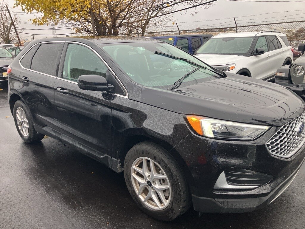 2024 Ford Edge SEL photo 2