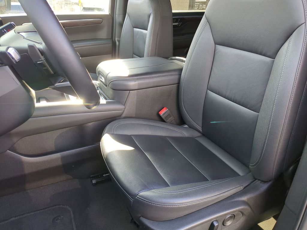 Thumbnail: 2025 Chevrolet Suburban - 25