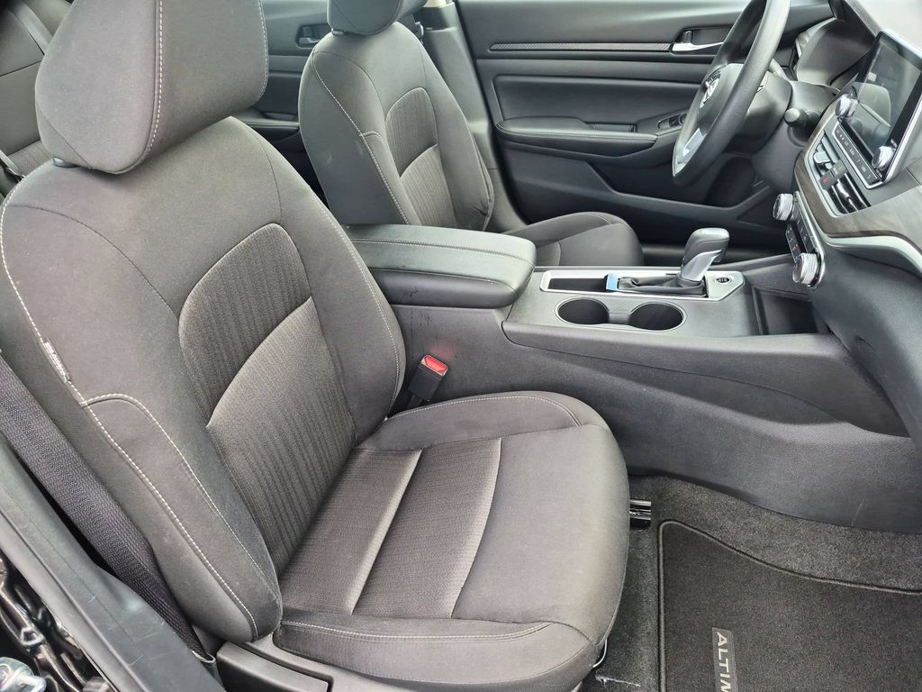 2025 Nissan Altima SV - Photo 30
