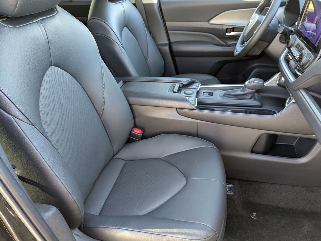 Thumbnail: 2025 Toyota Grand Highlander - 39