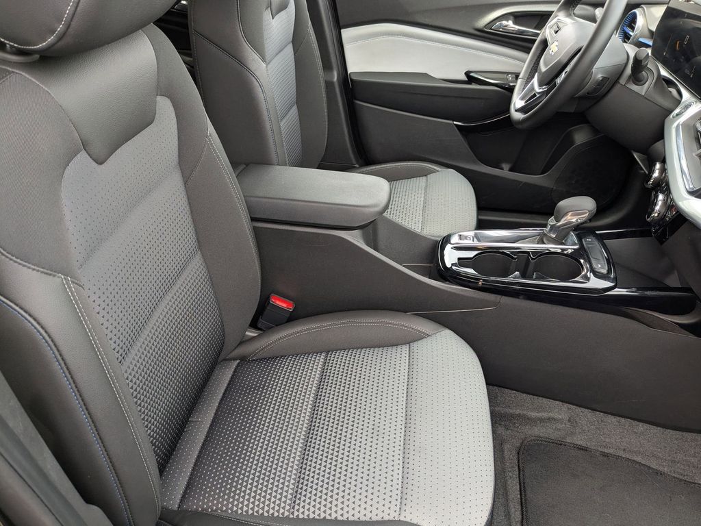 Thumbnail: 2025 Chevrolet Trax - 31