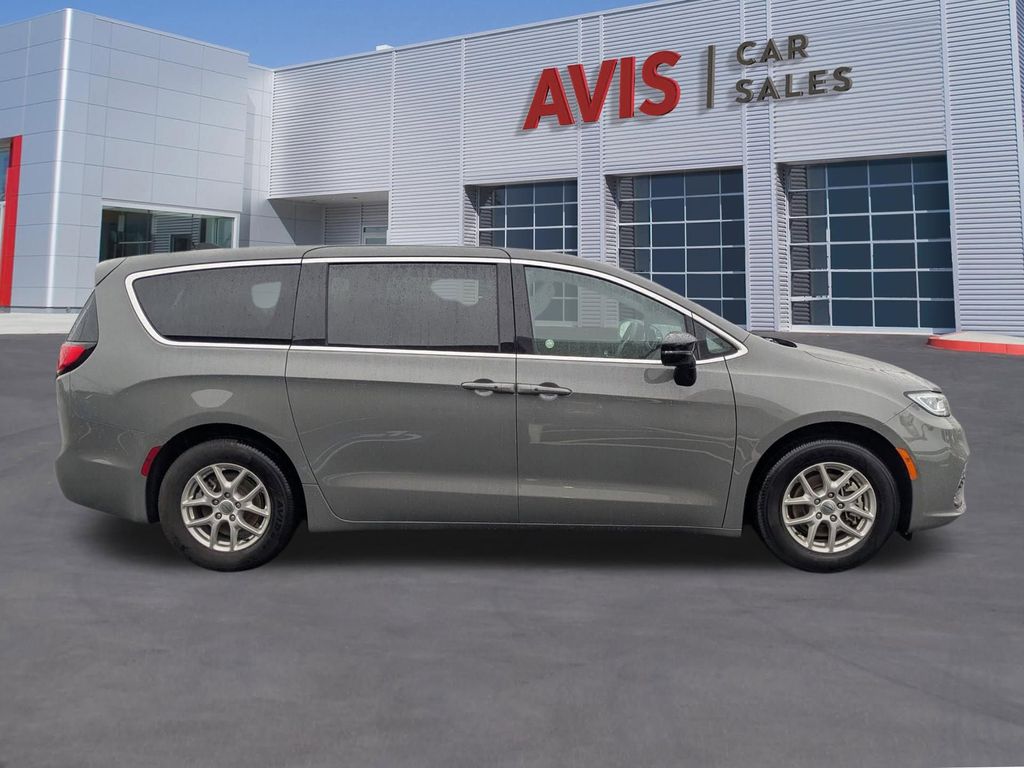 Thumbnail: 2025 Chrysler Pacifica - 5