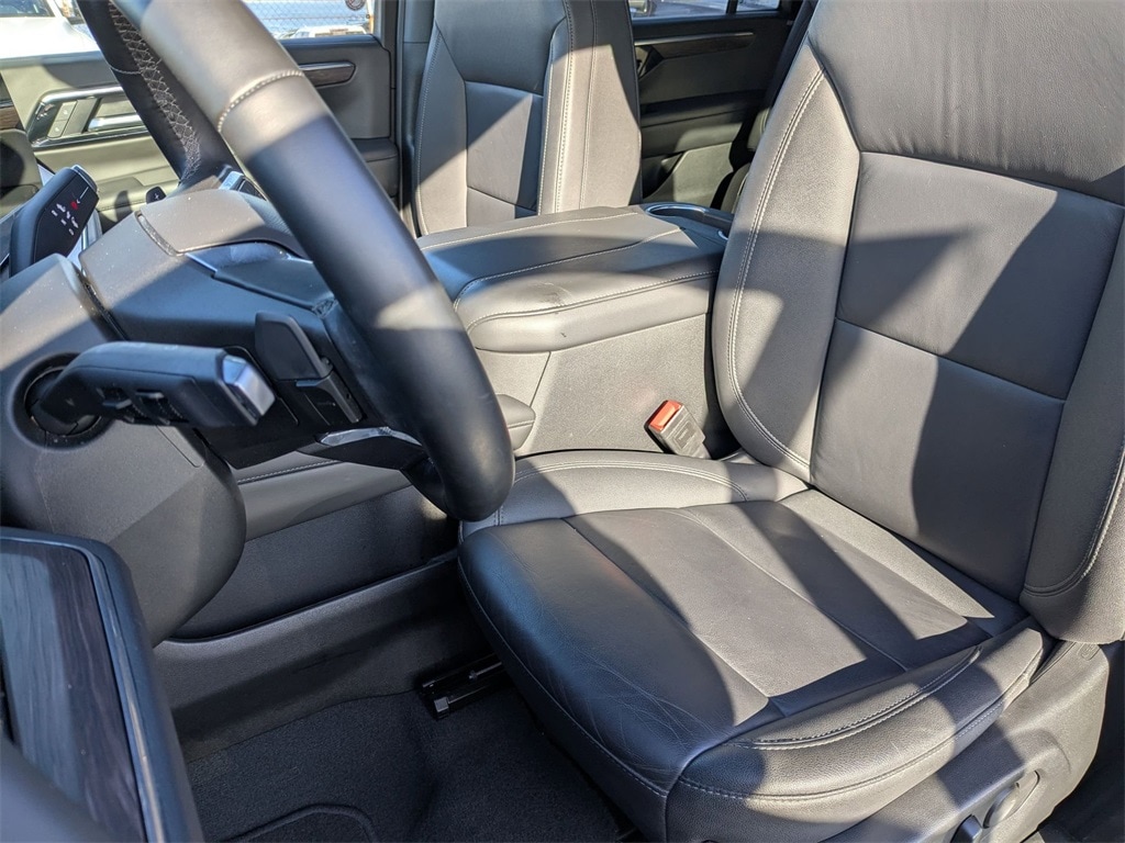 Thumbnail: 2025 Chevrolet Suburban - 18