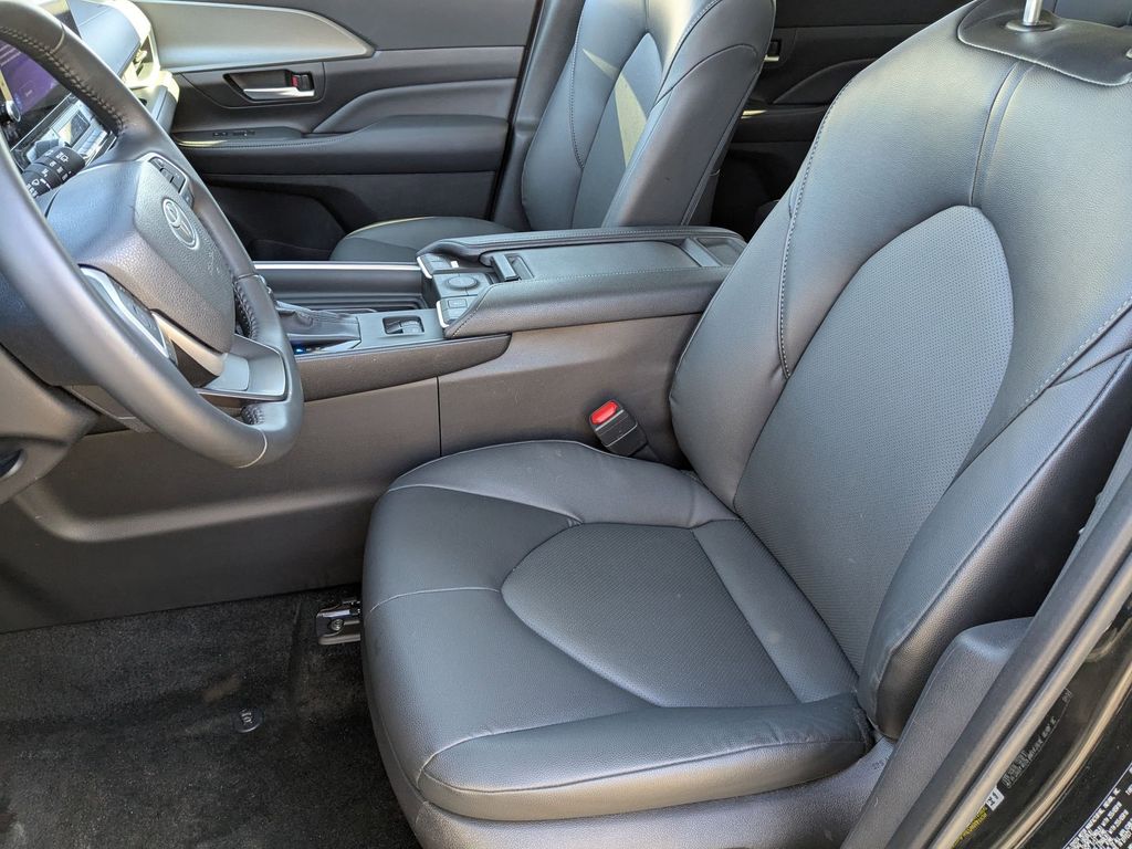 Thumbnail: 2025 Toyota Grand Highlander - 18