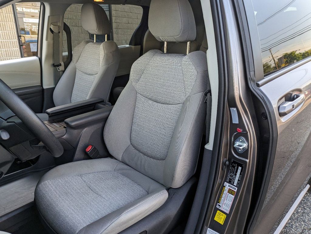 Thumbnail: 2022 Toyota Sienna - 13