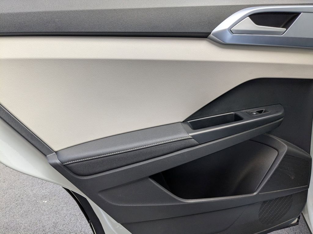 Thumbnail: 2025 Volkswagen Taos - 25