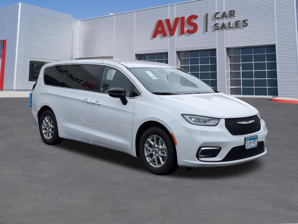 Thumbnail: 2025 Chrysler Pacifica - 3