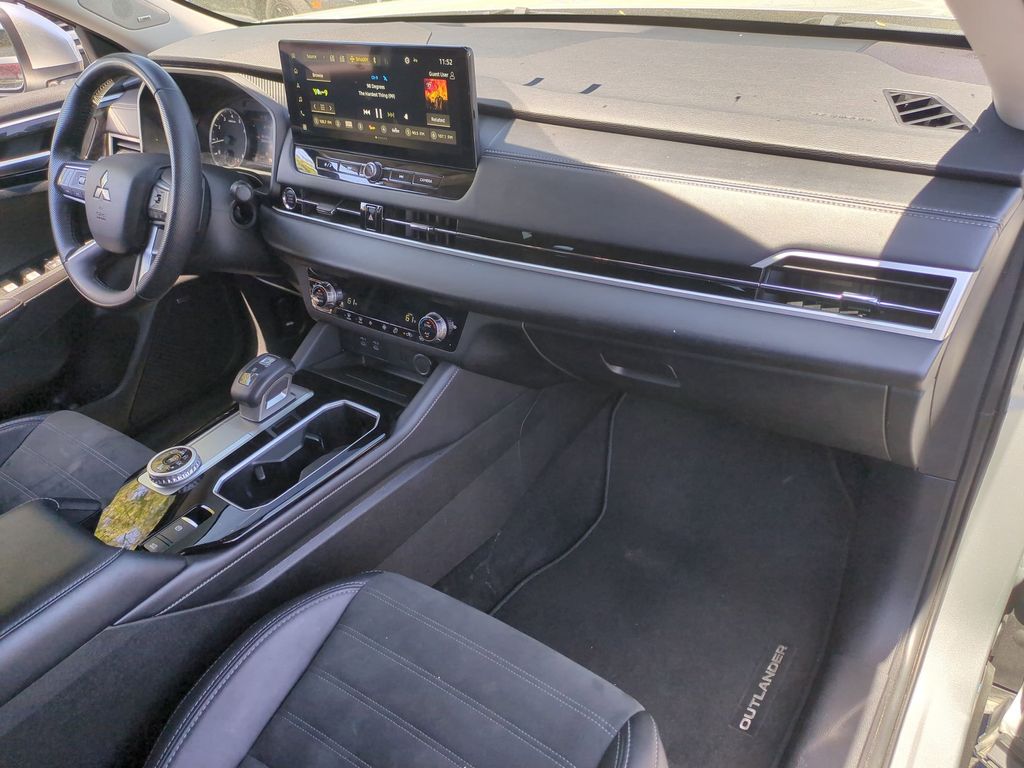 Thumbnail: 2025 Mitsubishi Outlander - 33